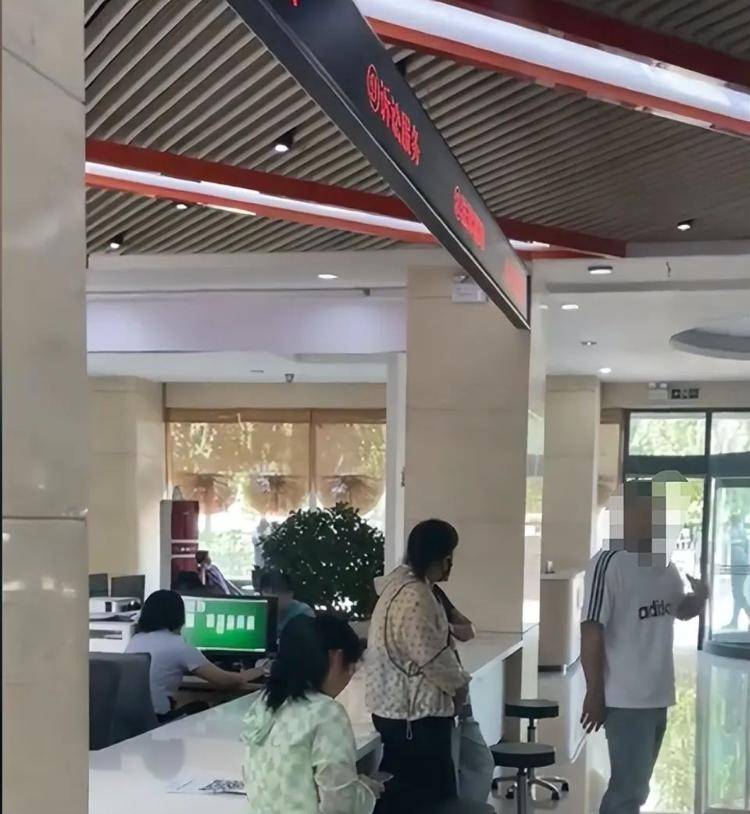 信用網怎么注册
_网友曝光政务大厅工作人员上班时间电脑打扑克信用網怎么注册
，涉事中心回应
