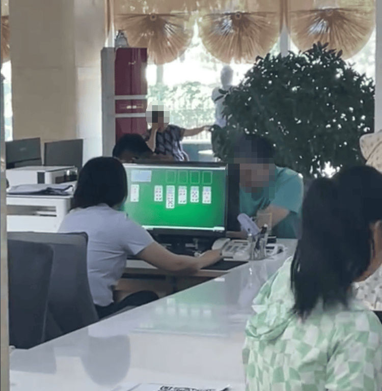 信用網怎么注册
_网友曝光政务大厅工作人员上班时间电脑打扑克信用網怎么注册
，涉事中心回应