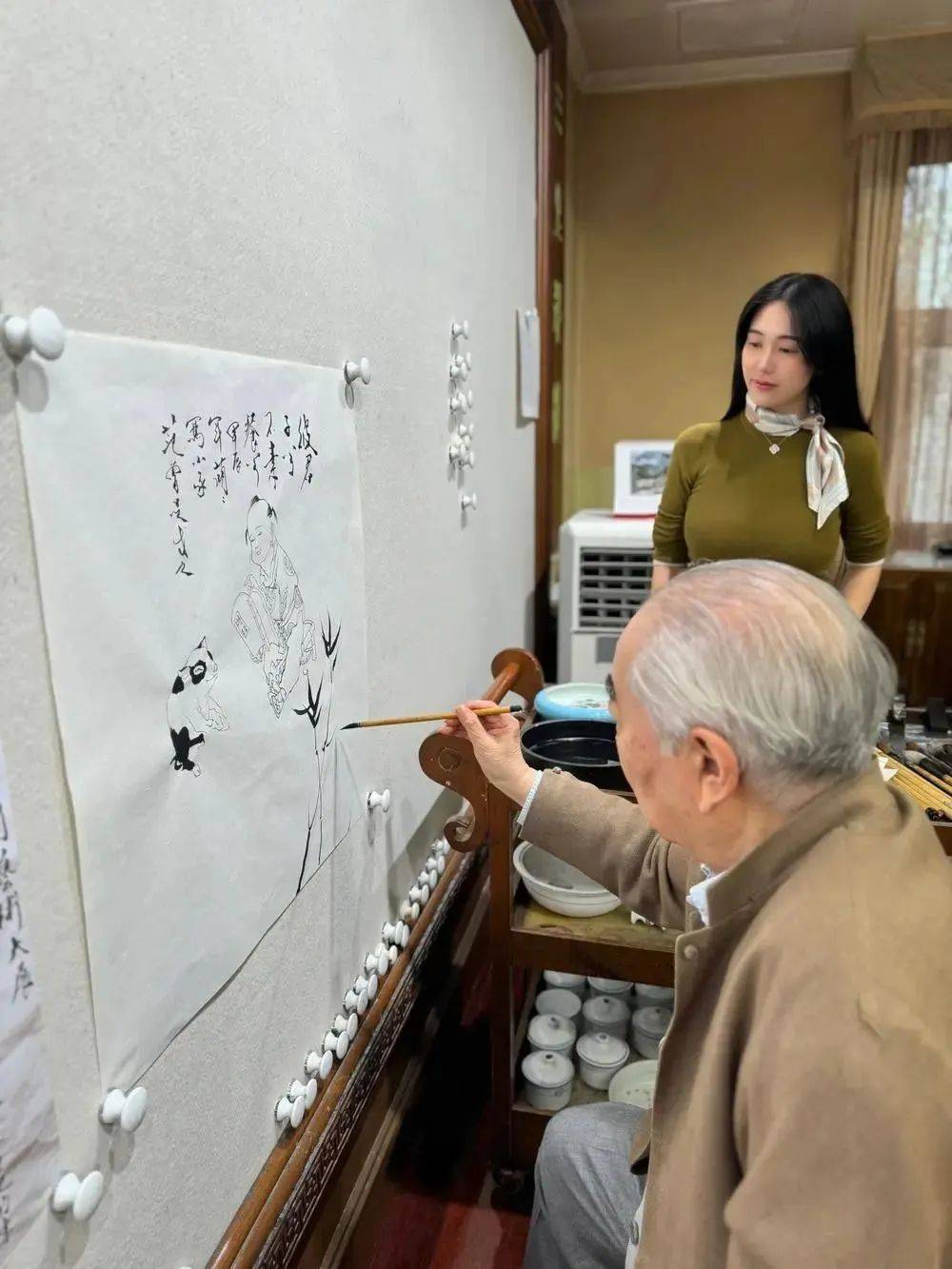 曼城足球_87岁书画大师范曾被娇妻带走失联曼城足球？公司账号回复称“谣言”