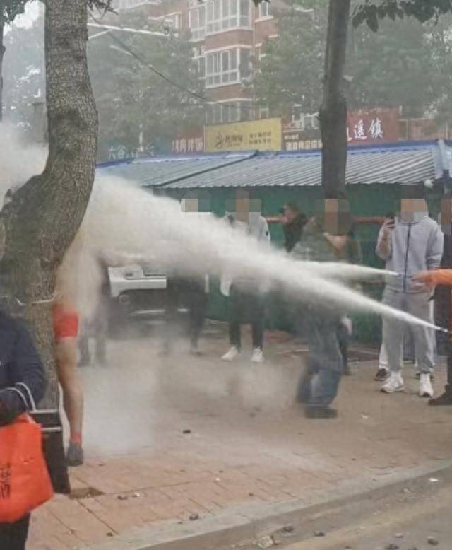 皇冠信用网申请开通
_河南一新郎被绑树上遭灭火器喷射皇冠信用网申请开通
,现场画面被指荒唐,律师:如造成损害,侵权人应担责